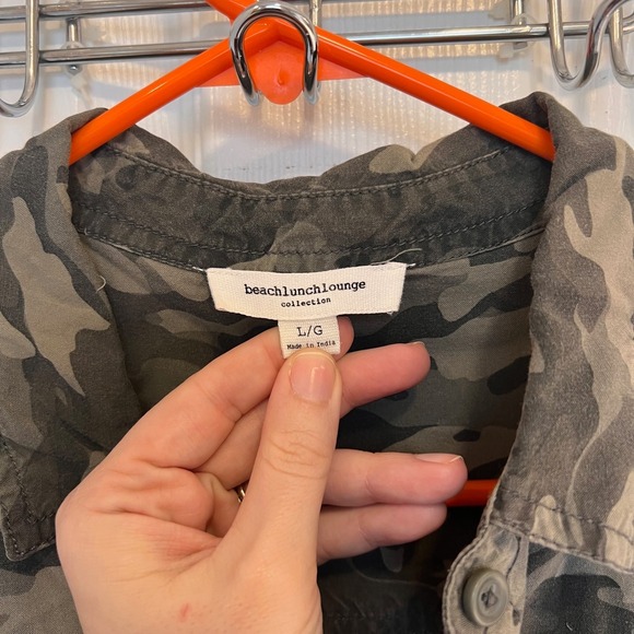 Beachlunchlounge Camo Button Down Shirt Womens Large Green Camouflage - Picture 3 of 3